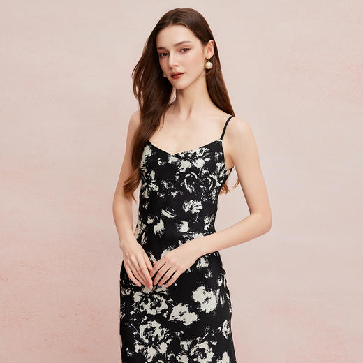 QF8A5斯尔丽2025新款高级感光泽缎面印花优雅V领显瘦X型吊带连衣裙 商品图2
