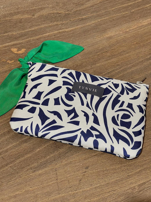 TYNVIE 撞色蝴蝶结扁手包和发带 - 黑白花 商品图2