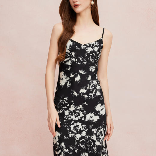 QF8A5斯尔丽2025新款高级感光泽缎面印花优雅V领显瘦X型吊带连衣裙 商品图4