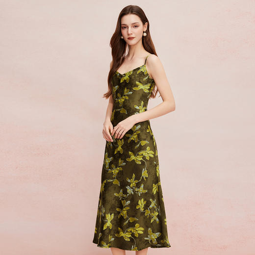 QF8A5斯尔丽2025新款高级感光泽缎面印花优雅V领显瘦X型吊带连衣裙 商品图7