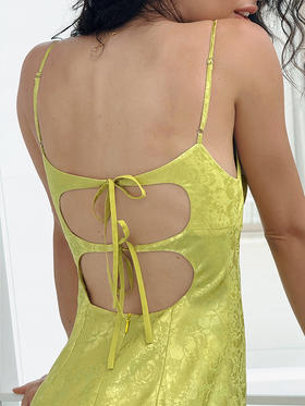 TR她热 极光琉璃 黄绿色缎面提花系带显瘦复古露背吊带连衣裙