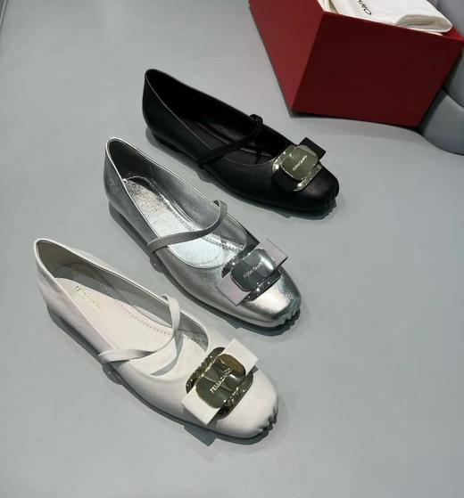 重磅推荐   菲拉金属扣单鞋   羊皮金属银单鞋  羊皮中跟单鞋/平底单鞋 商品图1