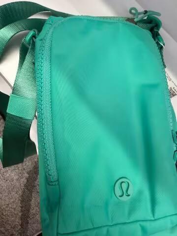 瑕疵Lululemon Water Bottle 男女款防泼水前侧口袋轻盈2L斜挎水壶包 商品图1