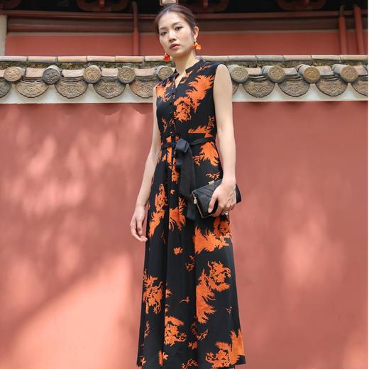 SZ2S51  苕荣色凤凰花连衣裙  轻盈飘逸的雪纺材质，无袖立领 + 单排扣门襟，搭配同面料黑色腰带，勾勒腰线；黑底搭配橙红色印花，融合东方美学，色彩对比强烈，视觉冲击力强。 商品图1