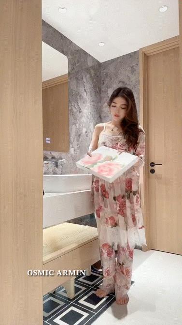 低至💰69.9‼ 美到犯规🔥又纯又欲【 𝐎𝐒𝐌𝐈𝐂 𝐀𝐑𝐌𝐈𝐍密码玫瑰睡衣四件套】比德芙巧克力还顺滑的缎面蕾丝家居睡衣系列！ 商品图1