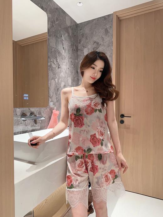 低至💰69.9‼ 美到犯规🔥又纯又欲【 𝐎𝐒𝐌𝐈𝐂 𝐀𝐑𝐌𝐈𝐍密码玫瑰睡衣四件套】比德芙巧克力还顺滑的缎面蕾丝家居睡衣系列！ 商品图3