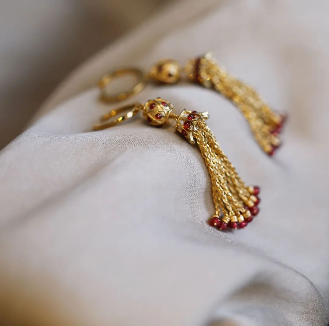 质感和舒适都要有 | 红宝石古董流苏耳环