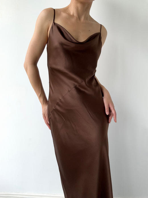 丝所｜S23C002 水晶斜裁荡领长连衣裙［ 黑 / 棕 ] 商品图8