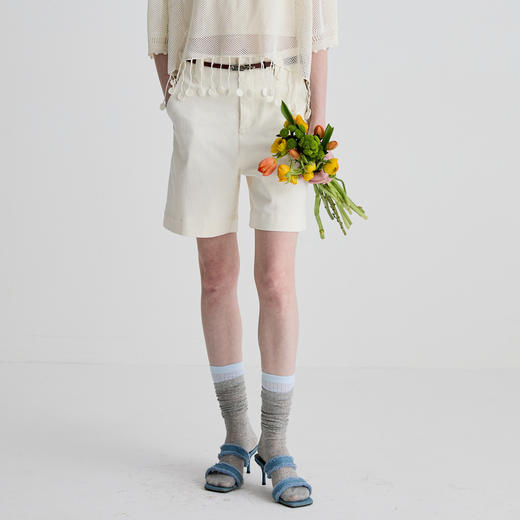 谜底短裤女2025夏新品百搭日常百搭奶白色合身弹力裤子252MK0689 商品图0