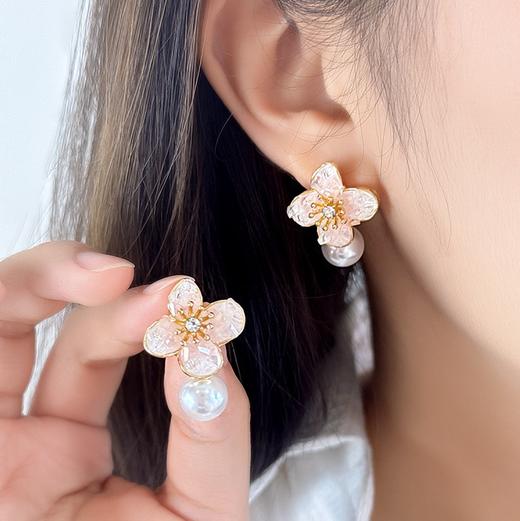 BAOFANDI宝梵迪夏日水晶新品甜妹森系气质高级感花朵珍珠耳钉系列洋气可爱百搭 商品图4