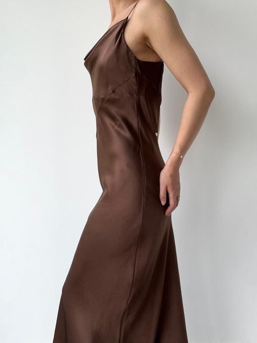 丝所｜S23C002 水晶斜裁荡领长连衣裙［ 黑 / 棕 ] 商品图6