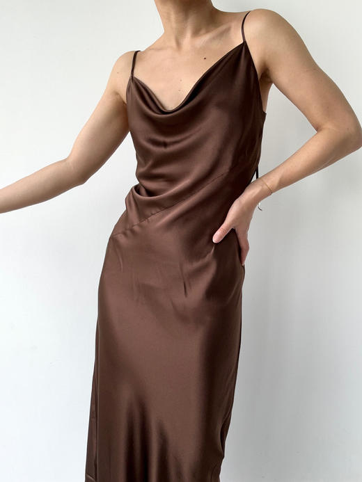 丝所｜S23C002 水晶斜裁荡领长连衣裙［ 黑 / 棕 ] 商品图5