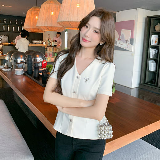 奢姿大码女装2025夏季减龄蝴蝶立体装饰时尚T恤胖妹妹V领休闲上衣9952122020 商品图2