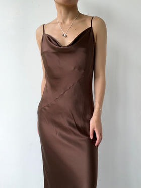 丝所｜S23C002 水晶斜裁荡领长连衣裙［ 黑 / 棕 ]