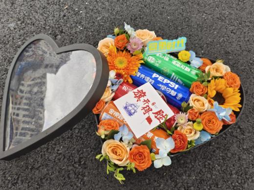考神附体爱心鲜花礼盒 商品图3