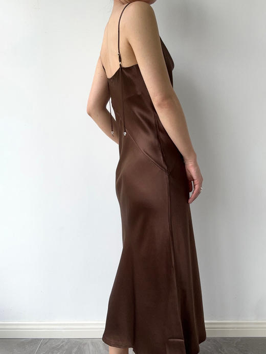 丝所｜S23C002 水晶斜裁荡领长连衣裙［ 黑 / 棕 ] 商品图4