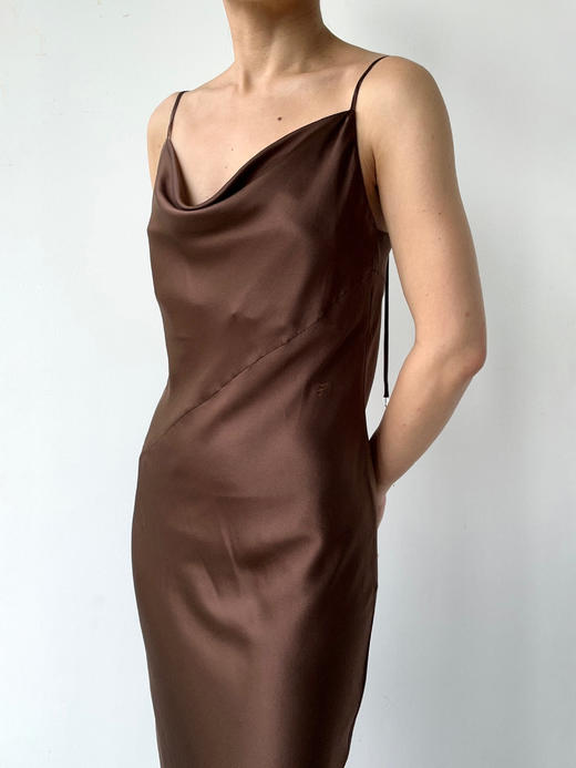 丝所｜S23C002 水晶斜裁荡领长连衣裙［ 黑 / 棕 ] 商品图10