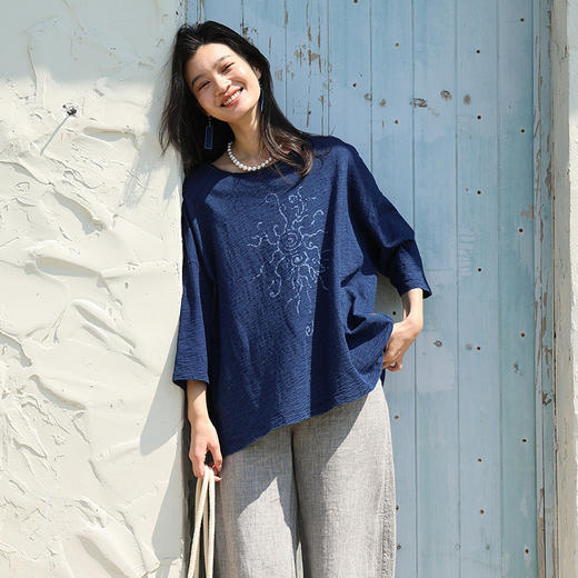 绽放旅行女装232朵/竹节棉针织蓝螺旋手绘花落肩八分袖T恤短袖女 商品图1