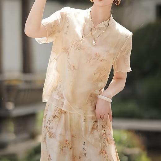 新中式国风服饰合集 | 一共8款。有国风上衣、旗袍套装、旗袍连衣裙，款款都太优雅了。 商品图1