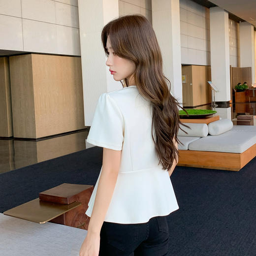 奢姿大码女装2025夏季减龄蝴蝶立体装饰时尚T恤胖妹妹V领休闲上衣9952122020 商品图3