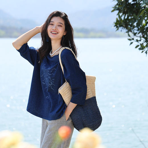 绽放旅行女装232朵/竹节棉针织蓝螺旋手绘花落肩八分袖T恤短袖女 商品图0