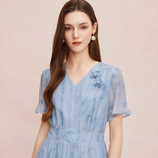 QF8B4斯尔丽25新款浪漫高级感立体盘花法式度假系列初恋A字晕染连衣裙 商品图9