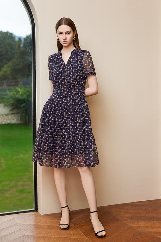 【V领碎花连衣裙】25年夏季新品女士中长款收腰显瘦裙子 商品图0