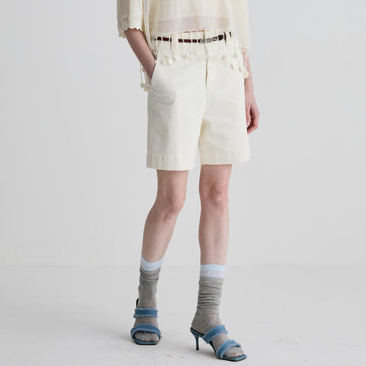 谜底短裤女2025夏新品百搭日常百搭奶白色合身弹力裤子252MK0689 商品图1