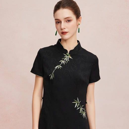 QF8B1斯尔丽25新款提花加刺绣工艺收腰放摆连衣裙 商品图4