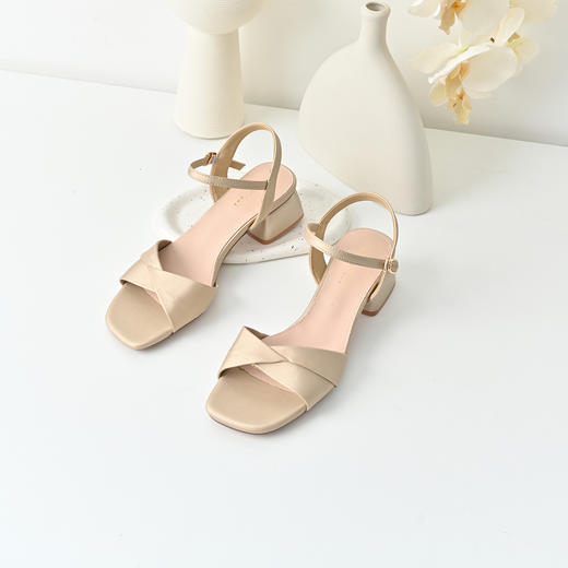 经典鲨2025年夏季新品纯色简约中跟露趾气质百搭通勤凉鞋女KW119-529121 商品图1