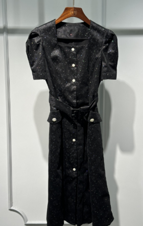 SZ2S119_漆黑色_连衣裙_夏季_方领泡泡袖珍珠扣收腰系带_高级女装_BERNIEELEN 伯妮斯茵
