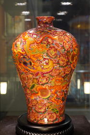 万花地金丝珐琅十三太保梅瓶