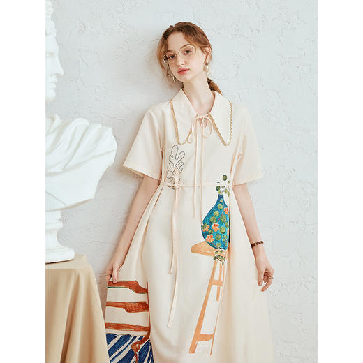 两三事 柔光漫记 2025夏季新款复古印花绑带翻领a字连衣裙 商品图3