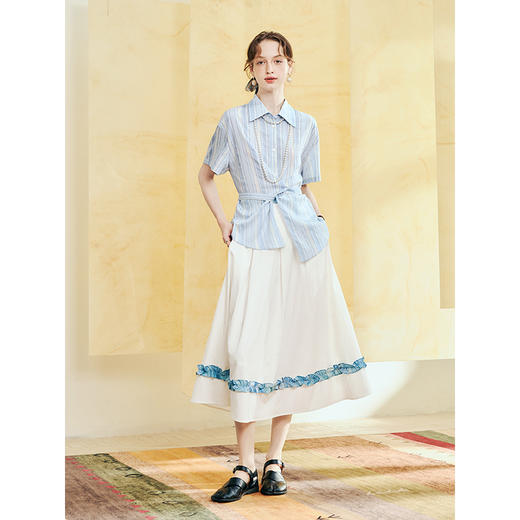 两三事 褶间呼吸 2025夏季新款简约字母刺绣条纹绑带衬衫女 商品图2