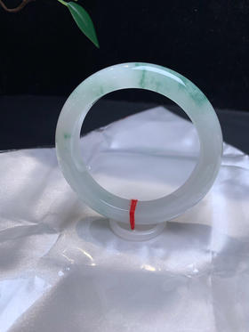 620139，55.3飘花手镯，特别清新秀气，花色干净清爽。润润的