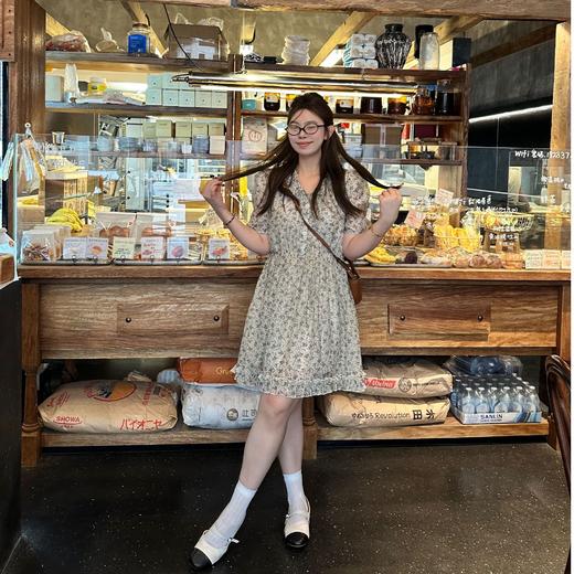 2025新品  软软同款【少女手册】法式温柔风甜美设计感V领碎花泡泡袖连衣裙 商品图0