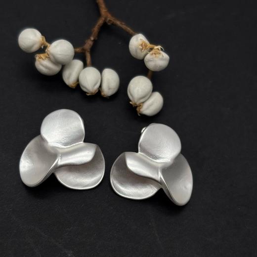 小众设计师品牌，白岚花花耳钉 ——​ 银叶为珰，古法精雕，凝岁月之华光 商品图3