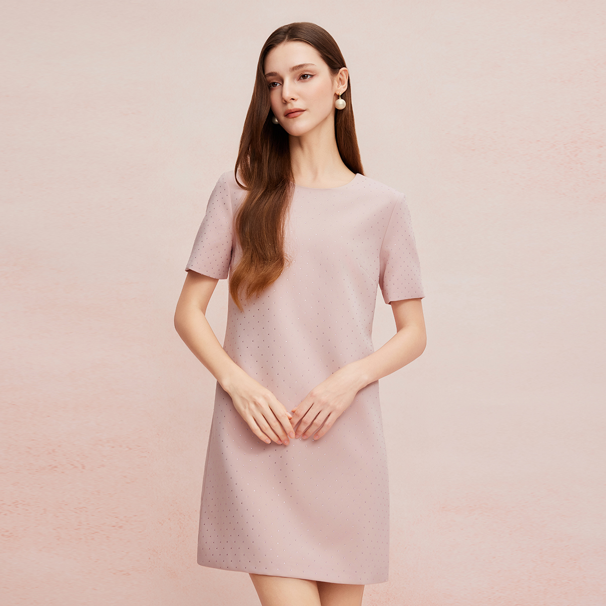 QF8B6斯尔丽25新款轻礼服直身短款年轻时尚配色镶钻低调光泽先高连衣裙