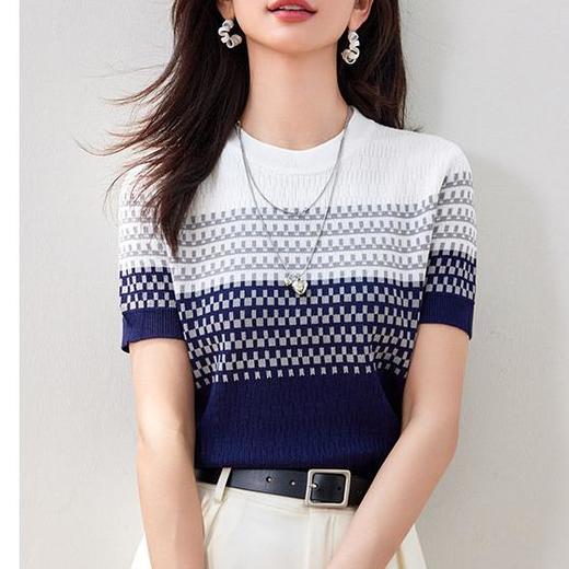 佐姿莎 欧若风渐变圆领冰丝短袖T J1220 冰丝面料，夏季不闷汗；丁达尔渐变设计，色彩由浅至深自然过渡，营造梦幻氛围，穿出慵懒高级感；减龄亮肤气质甜美又柔和 商品图3