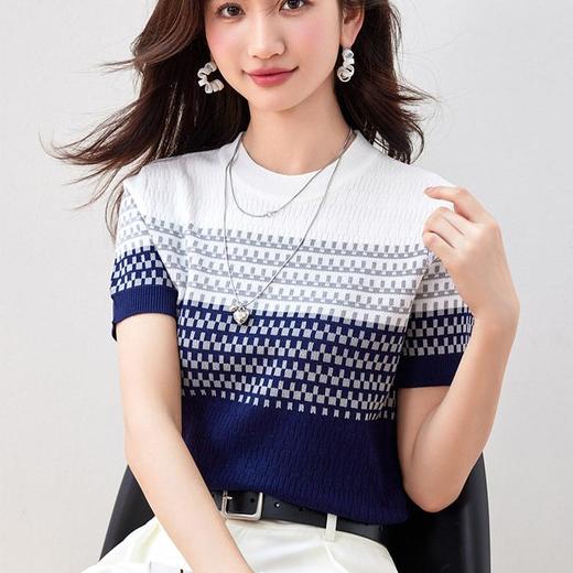 佐姿莎 欧若风渐变圆领冰丝短袖T J1220 冰丝面料，夏季不闷汗；丁达尔渐变设计，色彩由浅至深自然过渡，营造梦幻氛围，穿出慵懒高级感；减龄亮肤气质甜美又柔和 商品图2