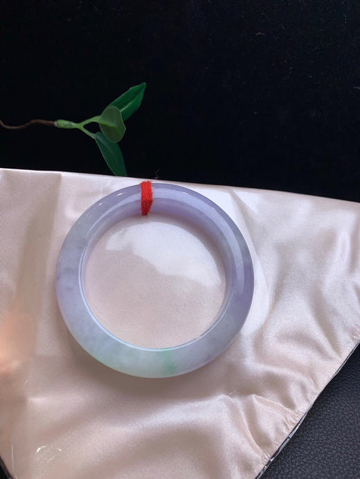 620131，56.5春彩手镯，种水可以，粉粉的， 飘清新绿，略有颗粒感，一处有点小斜纹 商品图3