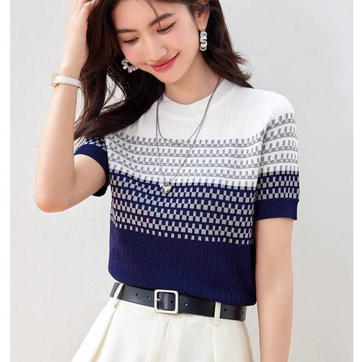 佐姿莎 欧若风渐变圆领冰丝短袖T J1220 冰丝面料，夏季不闷汗；丁达尔渐变设计，色彩由浅至深自然过渡，营造梦幻氛围，穿出慵懒高级感；减龄亮肤气质甜美又柔和 商品图5