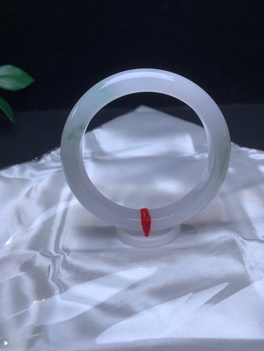 620135，54.5冰飘花手镯，很秀气，冰底、清新干净，飘淡雅蓝花 商品图2