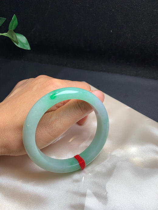 620137，58 绿底正圈手镯，整圈底妆均匀细腻，清新甜美、整条带绿底色 。飘一抹阳绿 商品图5