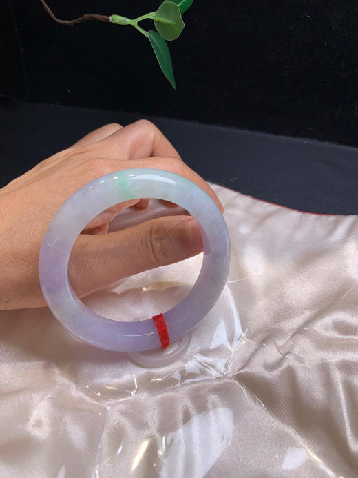 620131，56.5春彩手镯，种水可以，粉粉的， 飘清新绿，略有颗粒感，一处有点小斜纹 商品图5