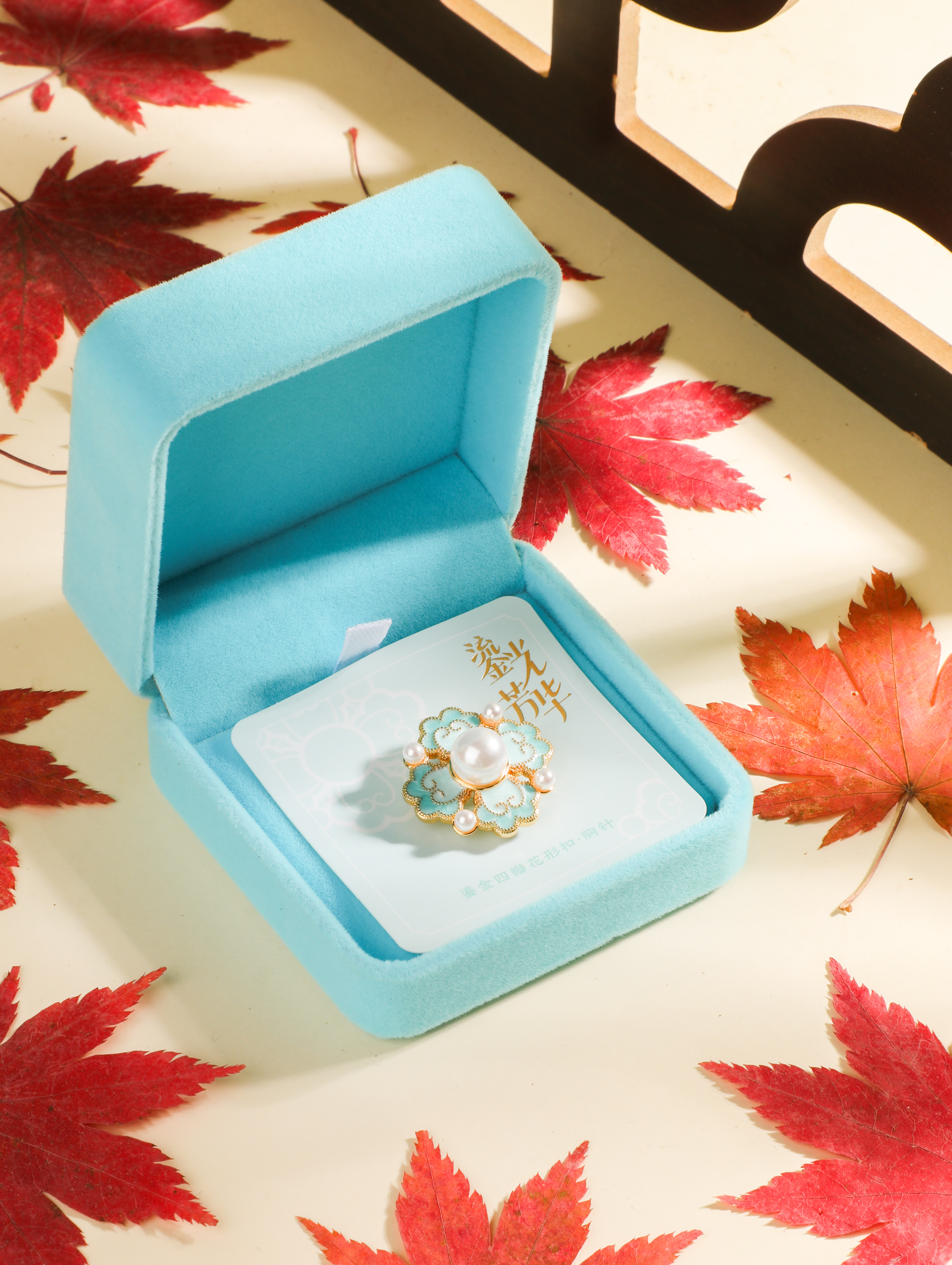 鎏金四瓣花形扣胸针