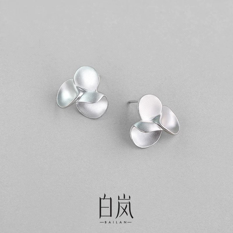 小众设计师品牌，白岚花花耳钉 ——​ 银叶为珰，古法精雕，凝岁月之华光