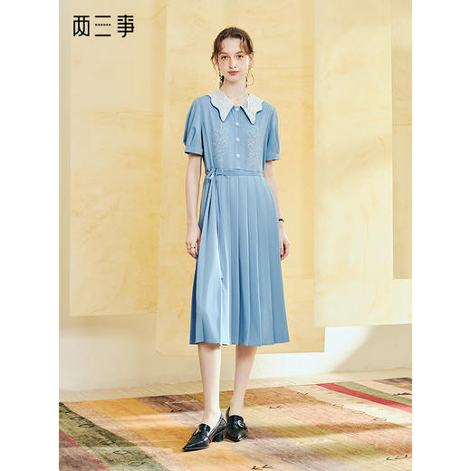 两三事蔚蓝叙事2025夏季新款法式拼布翻领压褶裙摆刺绣a字连衣裙 商品图0