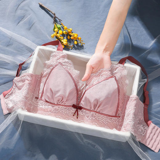 超薄款内衣女大胸显小收副乳聚拢蕾丝无钢圈防下垂乳胶文胸缩胸 商品图0