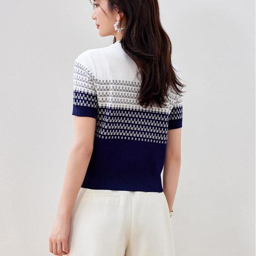 佐姿莎 欧若风渐变圆领冰丝短袖T J1220 冰丝面料，夏季不闷汗；丁达尔渐变设计，色彩由浅至深自然过渡，营造梦幻氛围，穿出慵懒高级感；减龄亮肤气质甜美又柔和 商品图4